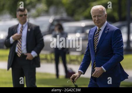 Washington DC, USA. Juni 2021. US-Präsident Joe Biden geht am Freitag, den 18. Juni 2021, an Bord von Marine One auf der Ellipse im Weißen Haus in Washington, DC. Präsident Joe Biden wird das Wochenende mit der Familie in Delaware verbringen. Foto von Tasos Katopodis/UPI Credit: UPI/Alamy Live News Stockfoto
