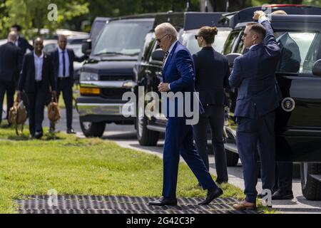 Washington DC, USA. Juni 2021. US-Präsident Joe Biden geht am Freitag, den 18. Juni 2021, an Bord von Marine One auf der Ellipse im Weißen Haus in Washington, DC. Präsident Joe Biden wird das Wochenende mit der Familie in Delaware verbringen. Foto von Tasos Katopodis/UPI Credit: UPI/Alamy Live News Stockfoto