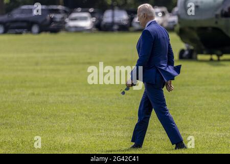 Washington DC, USA. Juni 2021. US-Präsident Joe Biden geht am Freitag, den 18. Juni 2021, an Bord von Marine One auf der Ellipse im Weißen Haus in Washington, DC. Präsident Joe Biden wird das Wochenende mit der Familie in Delaware verbringen. Foto von Tasos Katopodis/UPI Credit: UPI/Alamy Live News Stockfoto