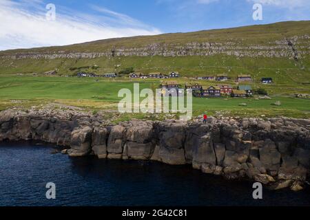 Küste im Dorf Kirkjubøur auf Streymoy in der Sonne, Färöer-Inseln Stockfoto