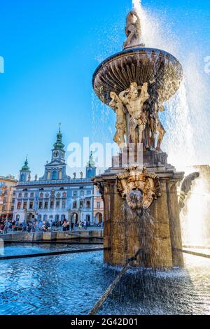 Samson-Brunnen und Rathaus auf dem Marktplatz von Budweis, Südböhmen, Tschechische Republik Stockfoto