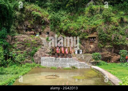 Die Felsengräber und Galerien mit Tau Tau von Lemo sind eine Hauptattraktion in Tana Toraja Stockfoto