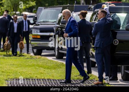 Washington DC, USA . Juni 2021. US-Präsident Joe Biden geht am Freitag, den 18. Juni 2021, an Bord von Marine One auf der Ellipse im Weißen Haus in Washington, DC. Präsident Joe Biden wird das Wochenende mit der Familie in Delaware verbringen. Foto von Tasos Katopodis/Pool/ABACAPRESS. Quelle: Abaca Press/Alamy Live News Stockfoto