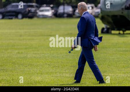 Washington DC, USA . Juni 2021. US-Präsident Joe Biden geht am Freitag, den 18. Juni 2021, an Bord von Marine One auf der Ellipse im Weißen Haus in Washington, DC. Präsident Joe Biden wird das Wochenende mit der Familie in Delaware verbringen. Foto von Tasos Katopodis/Pool/ABACAPRESS. Quelle: Abaca Press/Alamy Live News Stockfoto