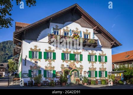 Historisches Gasthaus mit Lüftlmalerei in Unterammergau, Oberbayern, Allgäu, Bayern, Deutschland Stockfoto