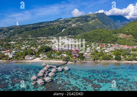 Luftaufnahme des Tahiti Ia Ora Beach Resort (verwaltet von Sofitel) mit Überwasser-Bungalows, in der Nähe von Papeete, Tahiti, Windward Islands, Französisch-Polynesien, Stockfoto