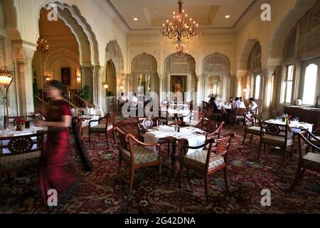 INDIEN, RAJASTHAN, JAIPUR, MITTAGESSEN IM TAJ RAMBAGH PALACE RESTAURANT Stockfoto