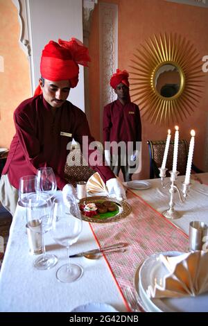 INDIEN, RAJASTHAN, JAIPUR, MITTAGESSEN IM TAJ RAMBAGH PALACE RESTAURANT Stockfoto