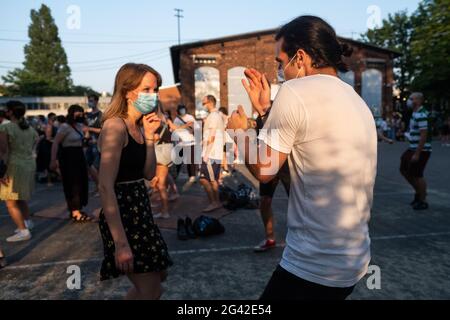 Hannover, Deutschland. Juni 2021. Junge Leute tanzen im Innenhof des Musikzentrums. Sie nehmen an einem Projekt Teil, um Einblicke zu gewinnen, wie sicher Open-Air-Tanzveranstaltungen sind. Am Freitag, in diesem Jahr erstmals, durften Menschen ohne Distanz zu wechselnden DJ-Sets in Hannover feiern und tanzen. Begleitet wird die Reihe „Zurück zum Tanz“ von der Gesundheitsabteilung der Region Hannover und Sozialwissenschaftlern der Leibniz Universität. Quelle: Francois Klein/dpa/Alamy Live News Stockfoto