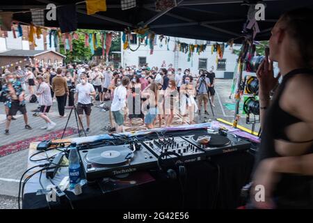 Hannover, Deutschland. Juni 2021. Junge Leute tanzen im Innenhof des Musikzentrums. Sie nehmen an einem Projekt Teil, um Einblicke zu gewinnen, wie sicher Open-Air-Tanzveranstaltungen sind. Am Freitag, in diesem Jahr erstmals, durften Menschen ohne Distanz zu wechselnden DJ-Sets in Hannover feiern und tanzen. Begleitet wird die Reihe „Zurück zum Tanz“ von der Gesundheitsabteilung der Region Hannover und Sozialwissenschaftlern der Leibniz Universität. Quelle: Francois Klein/dpa/Alamy Live News Stockfoto