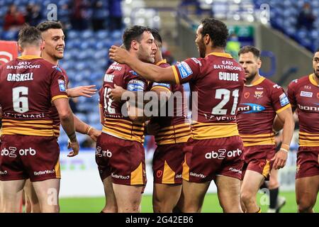 Huddersfield, Großbritannien. Juni 2021. Joe Wardle (12) von Huddersfield Giants feiert am 6/18/2021 seinen Versuch in Huddersfield, Großbritannien. (Foto von Mark Cosgrove/News Images/Sipa USA) Quelle: SIPA USA/Alamy Live News Stockfoto