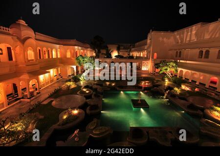 INDIEN, RAJASTHAN, UDAIPUR, AM PICHOLA SEE, DER LAKE PALACE BEI NACHT (UMGEWANDELT IN LUXUS-HOTEL VON TAJ UNTERNEHMEN) Stockfoto