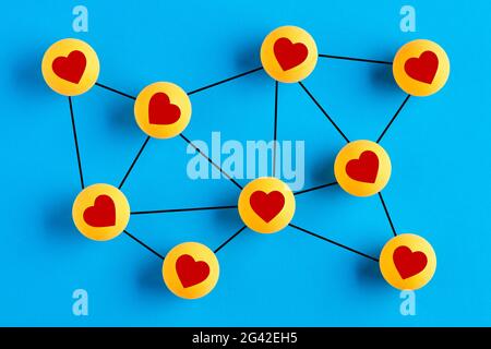 Liebe Symbole auf Tischtennisbällen miteinander verbunden, die ein soziales Netzwerk. Social-Network-Interaktion oder Online-Dating-Konzept. Stockfoto