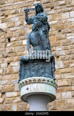 FLORENZ, TOSKANA/ITALIEN - OKTOBER 19 : Statue von Judith und Holofernes von Donatello auf der Piazza della Signoria vor dem Pal Stockfoto