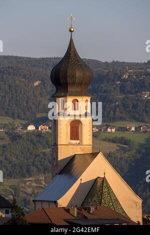 FIE ALLO SCILIAR, SÜDTIROL/ITALIEN - AUGUST 8 : Blick auf die Kirche Mariä Himmelfahrt von Fie allo S. Stockfoto