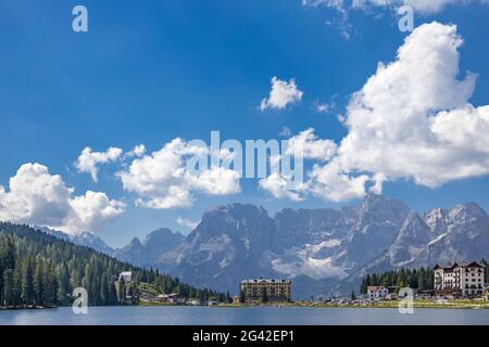 MISURINA-SEE, VENETIEN/ITALIEN - AUGUST 9 : Blick auf den Misurina-See bei Auronzo di Cadore, Venetien, Italien am 9. August 2020. Unidenti Stockfoto