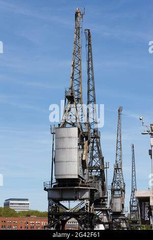 BRISTOL, Großbritannien - 14. Mai: Blick auf elektrische Krane durch den Fluss Avon in Bristol am 14. Mai 2019 Stockfoto