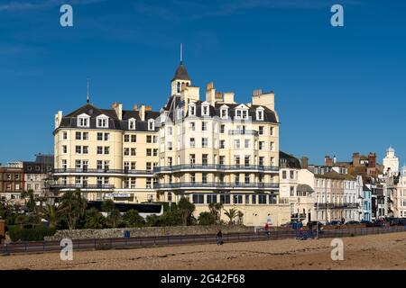 EASTBOURNE, EAST SUSSEX/UK - JANUAR 18 : Blick vom Eastbourne Pier zum Queens Hotel in Eastbourne East Sussex am Januar Stockfoto