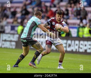 Oliver Gildart (4) von Wigan Warriors wird von Greg Minikin (3) von Hull KR angegangen Stockfoto