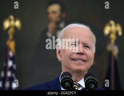 Washington DC, USA. Juni 2021. Der US-Präsident Joe Biden gibt während einer Rede im Weißen Haus in Washington DC am Freitag, dem 18. Juni 2021, einen aktuellen Stand über das Reaktions- und Impfprogramm COVID-19 der USA. Das Weiße Haus teilte mit, dass in den letzten 150 Tagen 300 Millionen Impfstoffimpfungen verabreicht wurden und dass COVID-19-Fälle und Todesfälle um mehr als 90 Prozent gefallen sind. Quelle: Tasos Katopodis/Pool via CNP/MediaPunch Quelle: MediaPunch Inc/Alamy Live News Stockfoto