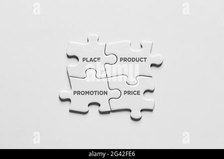 Puzzle Puzzleteile verbinden sich miteinander und bilden den 4P Marketing-Mix. Produkt, Ort, Werbung und Preis in der Geschäftsmarketingstrategie. Stockfoto