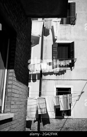 Ansicht einer gelben Hausfassade mit Wäscheleine in Cannaregio, Venedig, Venetien, Italien, Europa Stockfoto