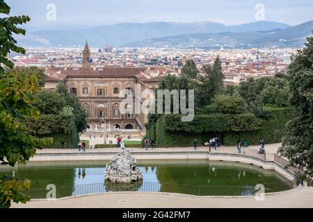 FLORENZ, TOSKANA/ITALIEN - OKTOBER 20 : Blick in den Boboli-Gärten auf den Palazzo Pitti Florenz am 20. Oktober 2019. Nicht identifiziertes p Stockfoto