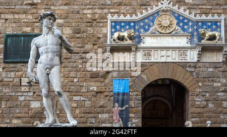 FLORENZ, TOSKANA/ITALIEN - OKTOBER 19 : Statue von David von Michelangelo auf der Piazza della Signoria vor dem Palazzo Vecc Stockfoto