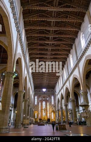 Florenz, Toskana/Italien - Oktober 19: Innenansicht der Kirche Santa Croce in Florenz am 19. Oktober 2019. Nicht identifizierte Personen Stockfoto