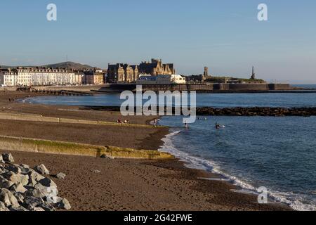 Editorial Aberystwyth, Großbritannien - 15. Juni 2021: Urlauber in North Beach, Aberystwyth, einer alten Marktstadt, Verwaltungszentrum, Gemeinde und St. Stockfoto