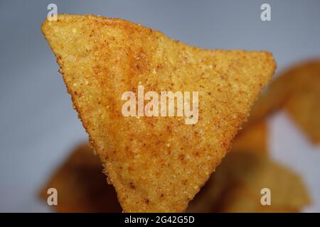 Eine Gruppe von Doritos Chips auf weißem Hintergrund Stockfoto