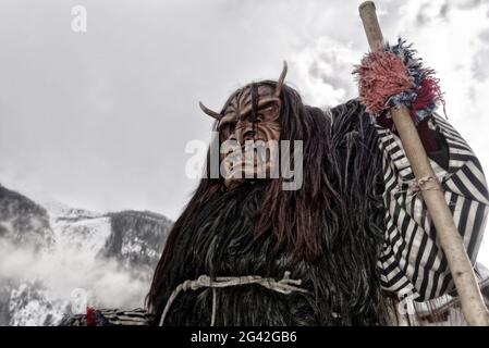 Karnevalsparade der Tschäggättä in Wiler, Lötschental, Wallis, Schweiz. Stockfoto