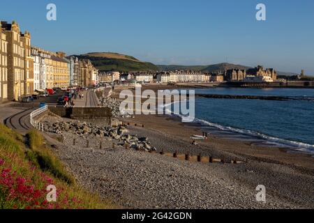 Editorial Aberystwyth, Großbritannien - 15. Juni 2021: Viktorianisches Haus auf der Marine Terrace in Aberystwyth, einer alten Marktstadt, Verwaltungszentrum, Gemeinde Stockfoto