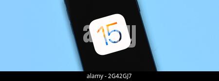 Kharkov, Ukraine - 18. Juni 2021: Apple-Software aktualisiert Bannerfoto, iOS 15-Logo-Symbol auf dem Bildschirm Stockfoto