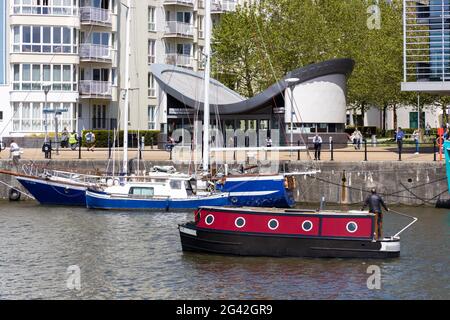 BRISTOL, Großbritannien - 14. Mai: Blick auf einem kleinen, schmalen Boot auf dem Fluss Avon in Bristol am 14. Mai 2019. Nicht identifizierte Personen Stockfoto