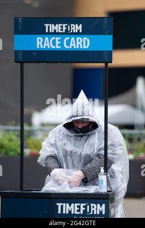 Ascot, Bergen, Großbritannien. Juni 2021. Von einer Hitzewelle zu Beginn der Woche bis zu sintflutartigen Regenfällen heute im Royal Ascot. Quelle: Maureen McLean/Alamy Live News Stockfoto