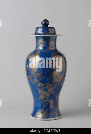 Überdachte Vase mit puderblauen Blüten in Paneelen. Balusterförmige Deckelvase aus Porzellan, mit Unterglasur blau bedeckt und auf der Glasur in Gold bemalt. Die Außenseite und der Deckel der Vase sind mit bleu poudré (pulverblau) bedeckt. Der Bauch ist in acht kalloptierte Fächer unterteilt, wobei eine blühende Pflanze an einem Felsen (Pfingstrose, Chrysanthemum, Aster, Lotus, Prunus) vorhanden ist. Zwischen den Schachteln auf der Schulter ein Ruyi-Motiv. Der Hals und der Deckel auch mit blühenden Pflanzen in Kartuschen. Cover Vase ist Teil eines Schranks. Bleu Poudré mit Gold. Stockfoto