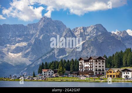 MISURINA-SEE, VENETIEN/ITALIEN - AUGUST 9 : Blick auf den Misurina-See bei Auronzo di Cadore, Venetien, Italien am 9. August 2020. Unidenti Stockfoto