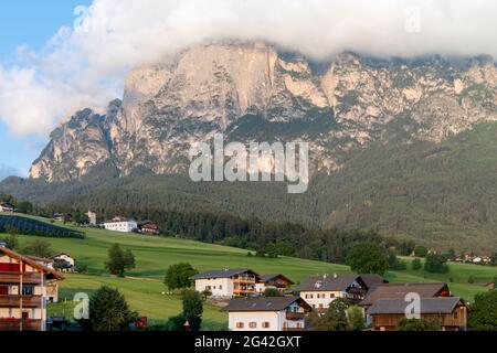 FIE ALLO AM SCHLERN, SÜDTIROL/ITALIEN - AUGUST 7 : Blick auf die Dolomiten von Fie allo am Schlern, Südtirol, Italien am 7. August 20 Stockfoto