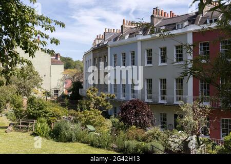 BRISTOL, Großbritannien - 13. Mai: Blick auf die bunten Häuser in Clifton in Bristol am 13. Mai 2019 Stockfoto