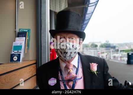Ascot, Bergen, Großbritannien. Juni 2021. Tipster Colin Brown heute bei Royal Ascot. Die Rennfahrer freuten sich nach der Streckeninspektion um 12.45 Uhr, dass ihnen mitgeteilt wurde, dass Rennen stattfinden würden. Quelle: Maureen McLean/Alamy Live News Stockfoto