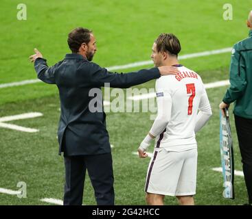 London, Großbritannien. Juni 2021. Gareth Southgate, der Manager von England, bringt den Engländer Jack Grealish während des UEFA-Europameisterschaftsspiel im Wembley Stadium, London, mit. Bildnachweis sollte lauten: David Klein / Sportimage Stockfoto