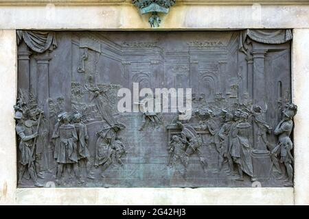 FLORENZ, TOSKANA/ITALIEN - OKTOBER 19 : Bas-Relief-Tafel auf dem Sockel des Reiterdenkmals für Cosimo I de' Medici , 1598 Stockfoto