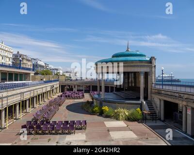 EASTBOURNE, EAST SUSSEX/UK - JUNI 16 : Blick auf den Bandstand in Eastbourne am 16. Juni 2020. Eine nicht identifizierte Person Stockfoto