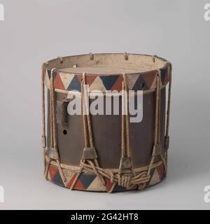 Drom, altes Modell der Bögen. Bräutigam der Miliz. Der Messingkessel ist beidseitig mit einer Kalbsscheibe versehen, die durch einen Reifen gehalten und mittels eines Spanners mit Traktoren und Schrauben gespannt wird. Beide Reifen sind mit einem Dreieckmotiv in den Farben rot, weiß und blau verziert. Mit eingravierten Zahlen: A-64. Stockfoto