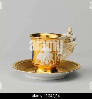 Tasse und Untertasse mit Porträts von Philips, Graf von Flandern und Maria van Hohenzollern-Sigmaringen. Tasse und Untertasse aus Porzellan. Der Kopf ist bunt bemalt mit den Porträts von Philips, dem Grafen von Flandern und seiner Frau Maria von Hohenzollern-Sigmaringen. Zusätzlich zu den Porträts auf den Köpfen in Keksrelief Hercules (?) Mit dem Löwen und Europa (?) Mit dem Stier. Die Ohren in Form einer geflügelten Figur in Keks, die ein glasiertes Wappen auf dem Schuss mit gekrönten Bündnisarmen des Paares und der sinnvollen Nichte ohne Gott hält. Auf der Schüssel in der Mitte das gekrönte Monogramm Stockfoto