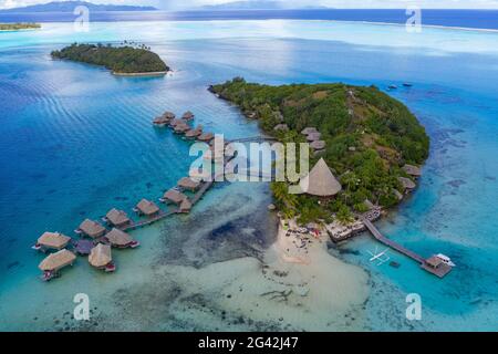 Luftansicht des Sofitel Bora Bora Private Island Resort mit Überwasser-Bungalows in der Bora Bora Lagune, Vaitape, Bora Bora, den Leeward Inseln, Französisch Polyn Stockfoto