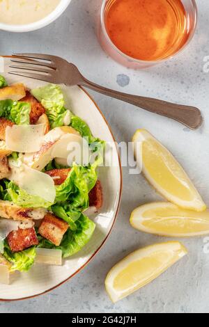 Klassischer Caesar Salat mit Wein und Zitronen Stockfoto