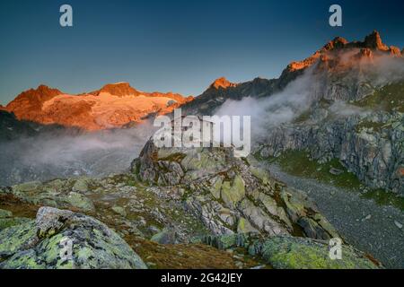 Albert Heim Hütte mit Galenstock und Gletschhorn im Alpenglow, Albert Heim Hütte, Urner Alpen, Uri, Schweiz Stockfoto