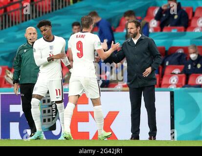 Der englische Harry Kane (Mitte) wird vom englischen Manager Gareth Southgate (rechts) begrüßt, als er während des UEFA-Gruppenspiel der Euro 2020 im Wembley Stadium in London durch Marcus Rashford ersetzt wird. Bilddatum: Freitag, 18. Juni 2021. Stockfoto